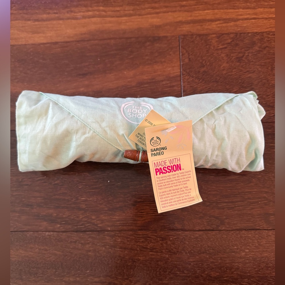 The body shop Serong pared new comes in a cute matching bag nwt